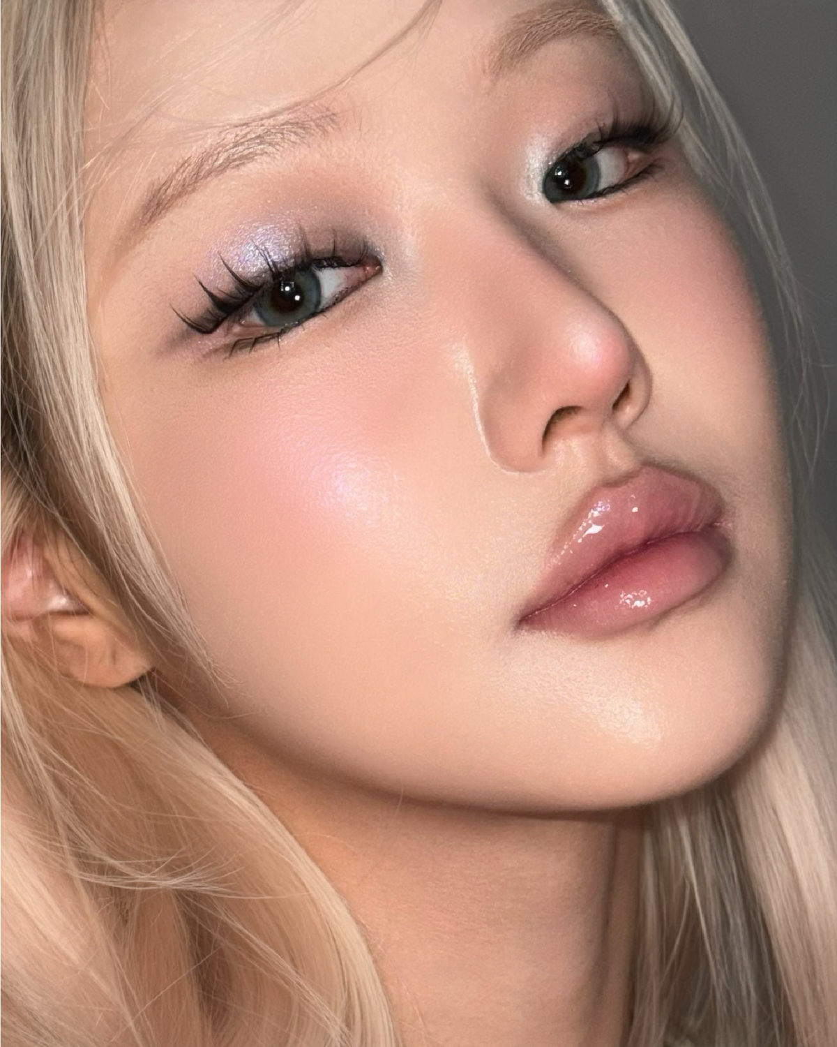 Model wearing VANILLA SNOG